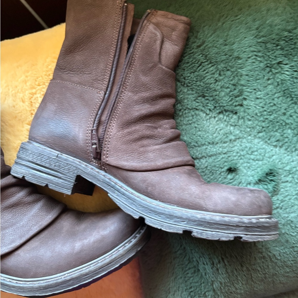 Bueno Chestnut Leather Ankle Booties